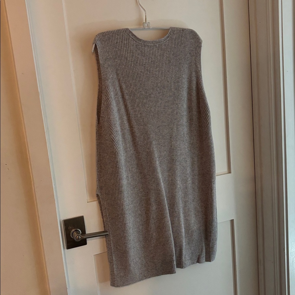 100% Cashmere Ribbed Sleeveless V-Neck Sweater - Picture 2 of 3